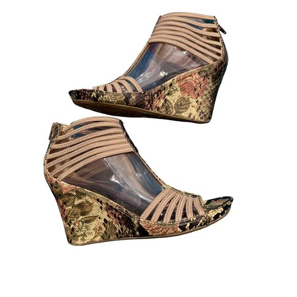 Unlisted Kenneth Cole Taupe Floral Strappy Wedge Heel Sandals sz 8 - Picture 1 of 5